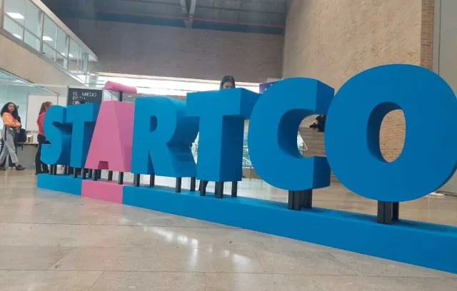 Foto de unas letras en sitio que anuncian startco