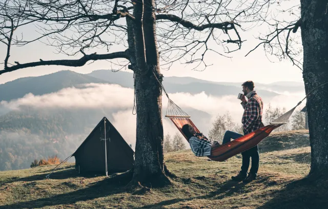 Foto de unas personas acampando en una montaña