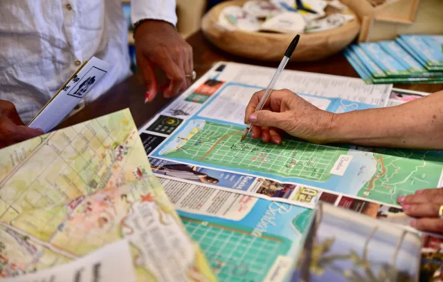 Foto de unas personas marcando un mapa