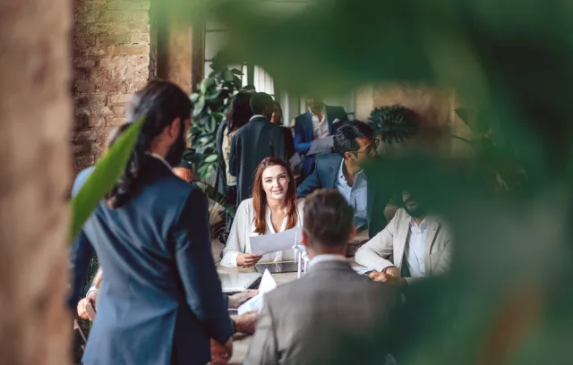 Foto de unos empresarios trabajando concentrados