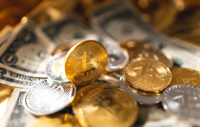 Foto de varias criptomonedas reunidas sobre una mesa