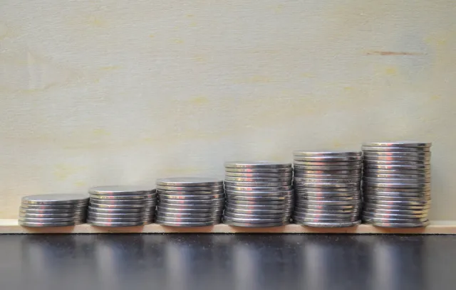 Foto de varias monedas apiladas de forma ascendente