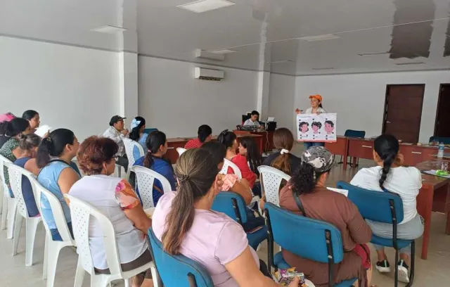 Foto de varias mujeres sentadas en una sala