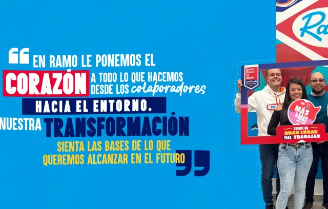 Foto de varias personas mirando a la cámara con un cartel que dice ramo