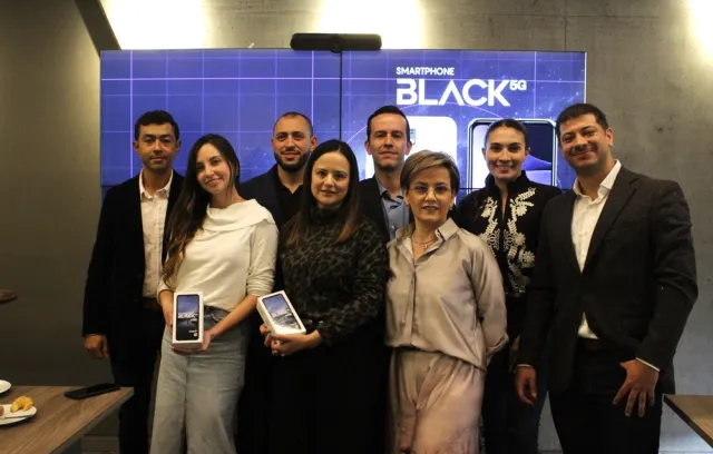 Foto de varias personas osando con celulares frente a la cámara