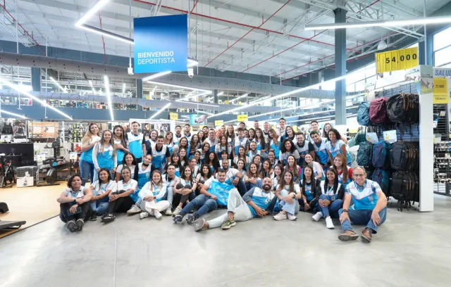 Foto de varias personas reunidas de la empresa decathlon frente a la cámara