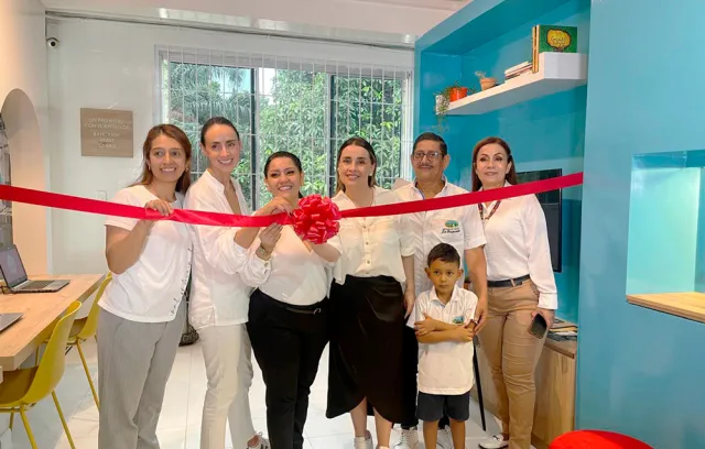 Foto de varias personas reunidas en un salon