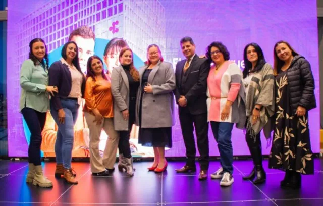 Foto de varias personas reunidas para una foto