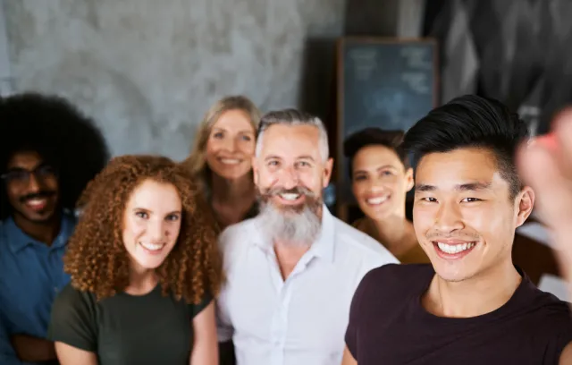 Foto de varias personas reunidas para una foto