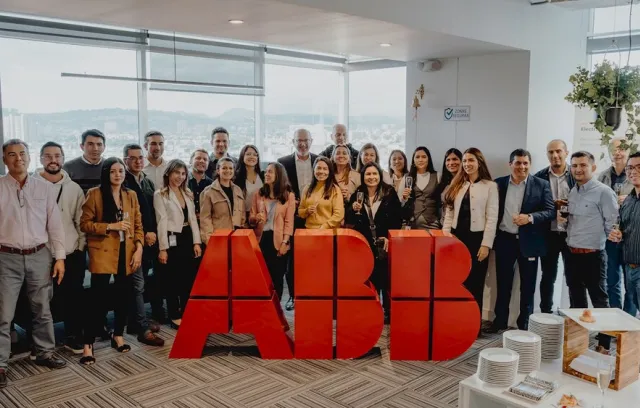 Foto de varias personas reunidas posando frente a la cámara