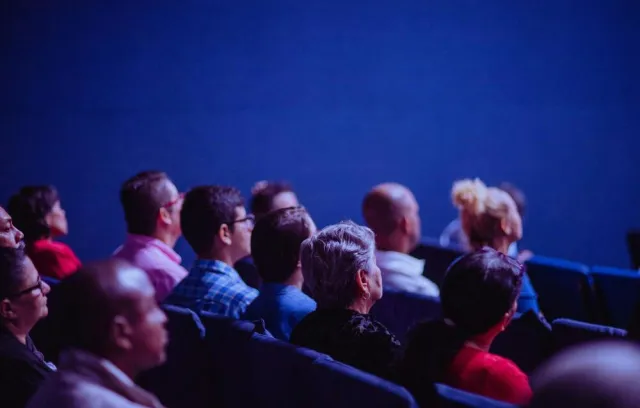 Foto de varias personas sentadas en un cine