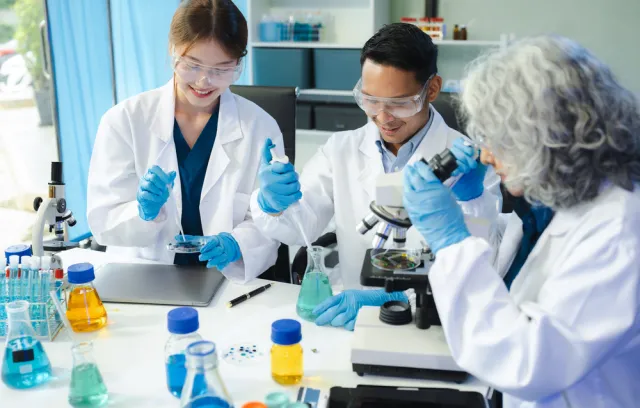 Foto de varias personas trabajando en un laboratorio