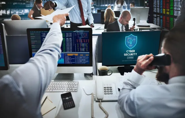Foto de varias personas trabajando en una oficina