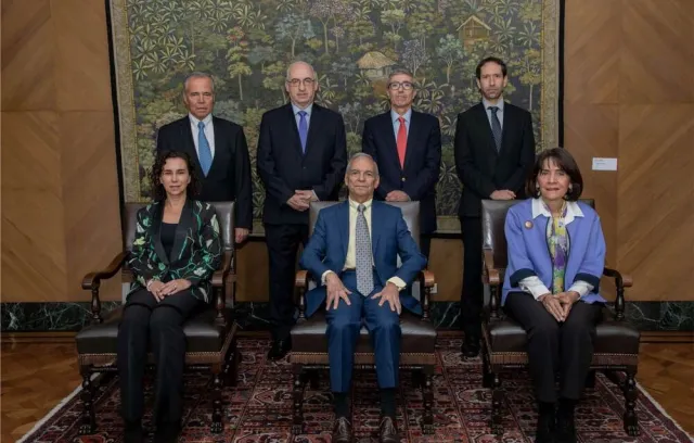 Foto de varias personas, hombres y mujeres, mirando a la cámara