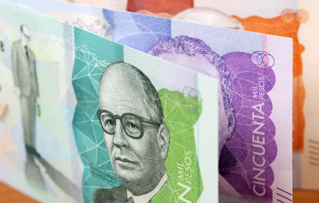 Foto de varios billetes colombianos 