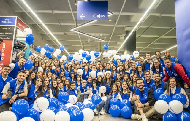 Foto de varios empleados con chalecos azules posando para una foto