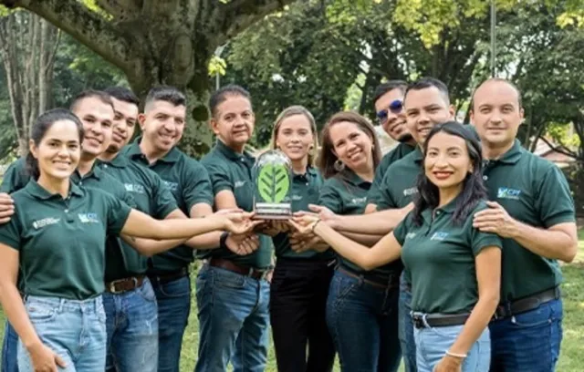 Foto de varios jóvenes posando frente a una cámara