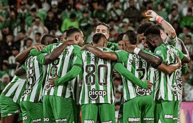 Foto de varios jugadores de atlético nacional abrazados