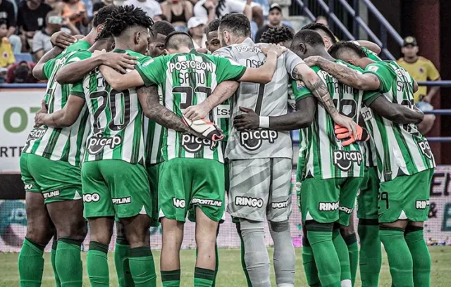 Foto de varios jugadores de futbol con camiseta verde