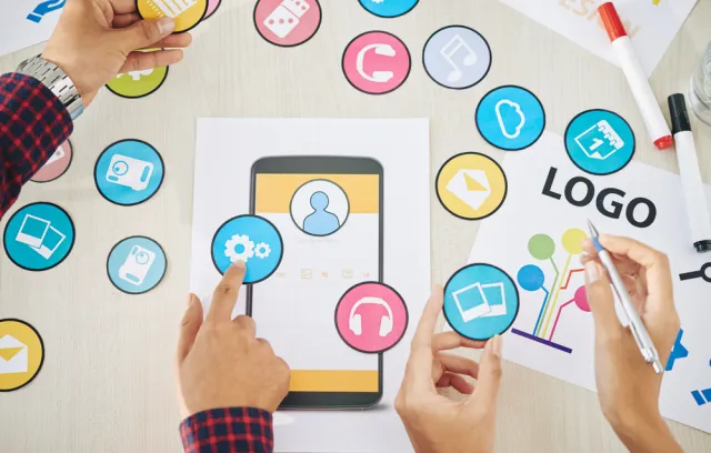 Foto de varios logos de redes sociales sobre una mesa