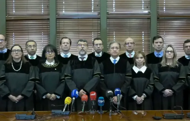 Foto de varios magistrados mirando a la cámara