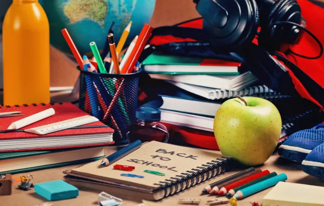 Foto de varios útiles escolares