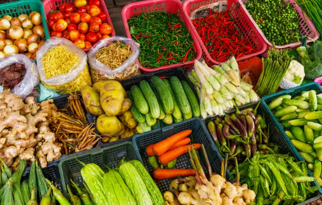 Foto de vegetales organizados en cajas