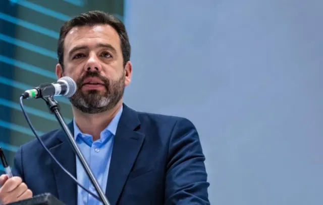 Foto del alcalde de bogotá, un hombre frente a un micrófono