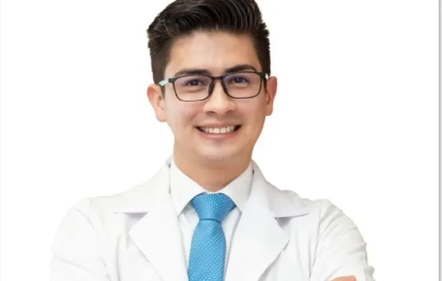 Foto de un doctor con fondo blanco
