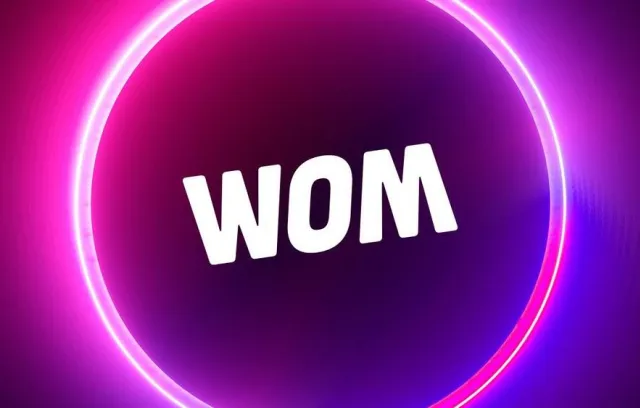 Foto del logo de wom, morado, rosado y con letras blancas