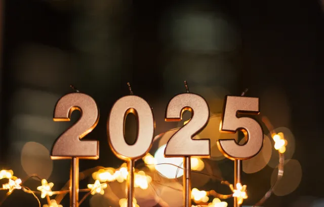 Foto del número 2025 con luces de fondo