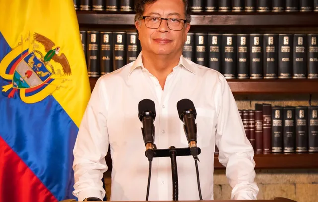 Foto del presidente de la república de colombia frente a la cámara con camiseta blanca