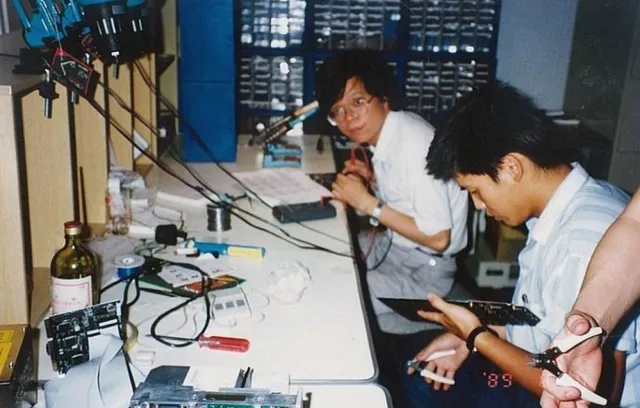 Fotografía de dos ingenieros de sistemas que están creando placas para Asus