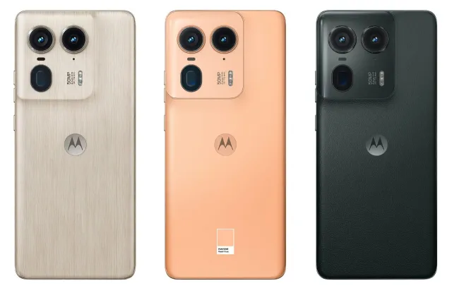 Fotografía de tres celulares de motorola