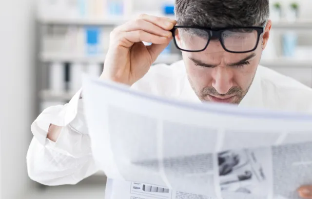 Fotografía de una persona mirando un periódico