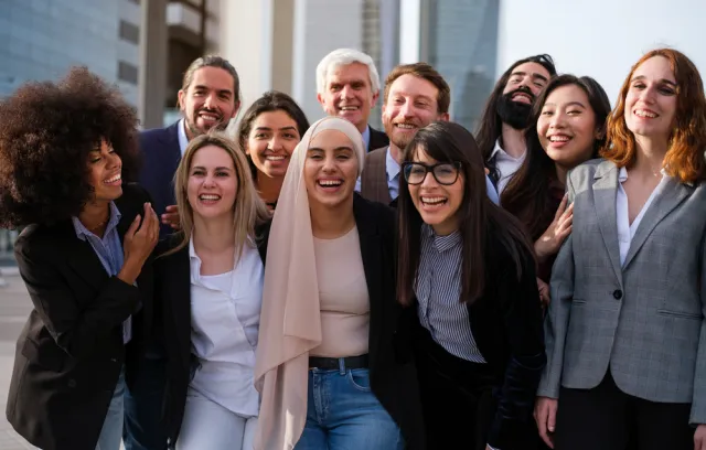 Fotografia de mujeres reunidas frente a la cámara sonriendo