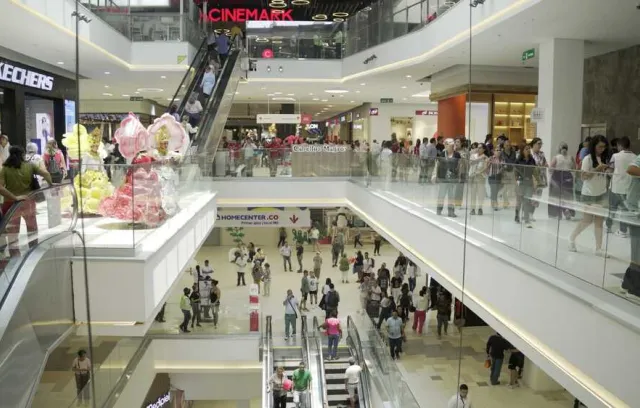 Fotografia de un centro comercial 