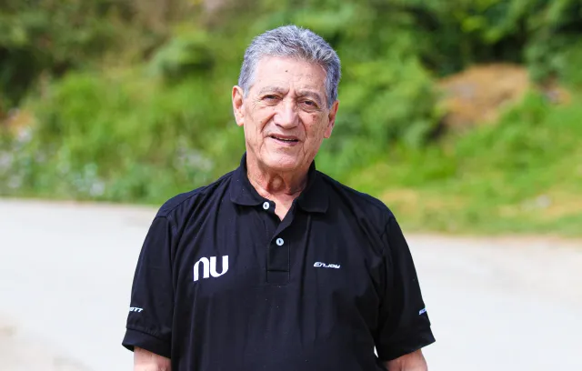 Fotografia de un señor con pelo blanco mirando al lente