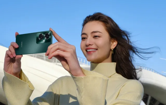 Fotografia de una mujer tomando una foto hacía el infinito 