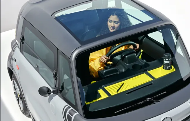 Fotografia de una persona conduciendo un carro eléctrico 