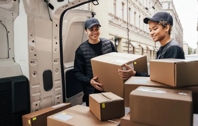 Fotografia de unas personas entregando unas cajas 
