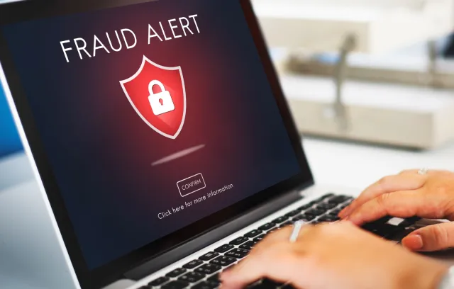 Imagen que muestra un aviso de alerta sobre fraude digital