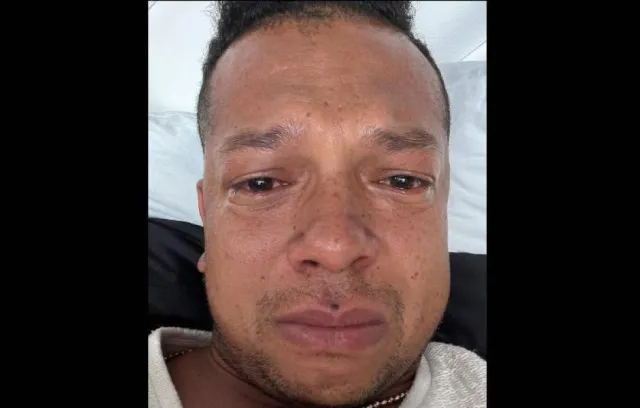 foto de un hombre con cara triste