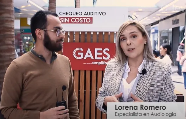 foto de dos personas hablando