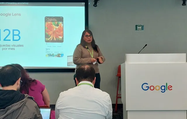 Foto de una mujer exponiendo frente a un escenario de Google