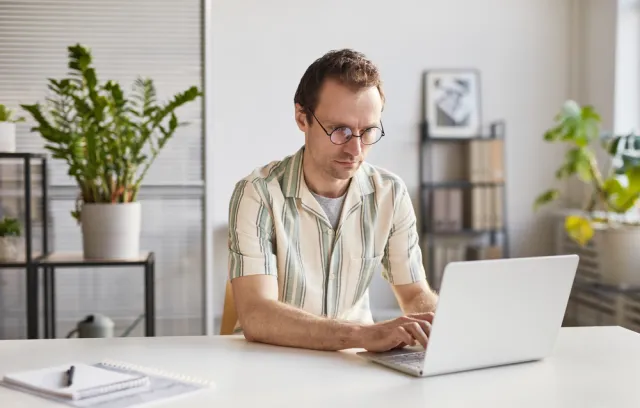 Hombre trabajando con un computador