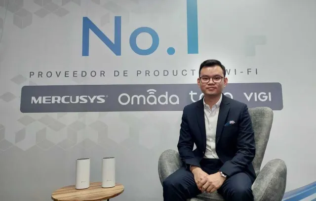 Hyman Chen, country manager de tp link en colombia, foto de un hombre sentado con la marca detrás