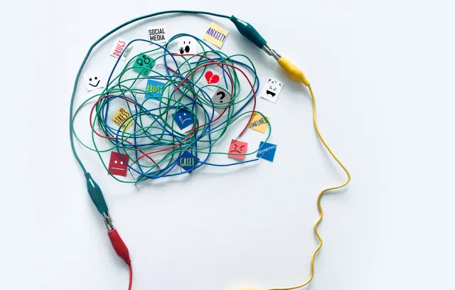 Ilustración del perfil de una persona elaborado con cables