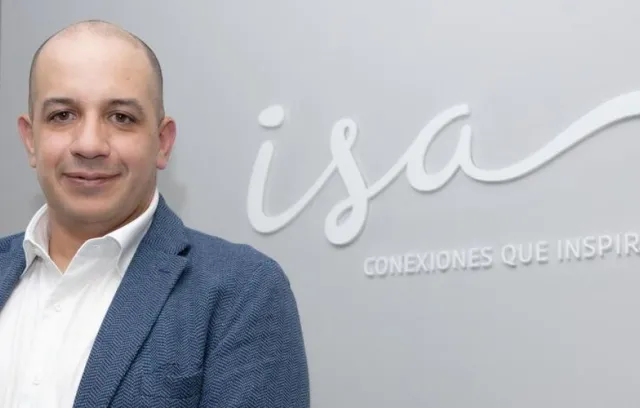 foto de un hombre con traje mirando a la cámara