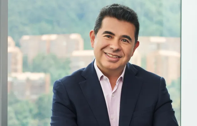 Foto de hombre mirando a la cámara